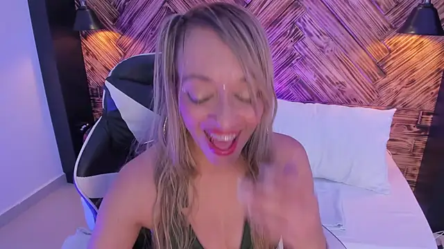 Snapshot of emma_collson chatting on 11/25/25, 08:31 emma collson online show from 11/25/25, 08:31