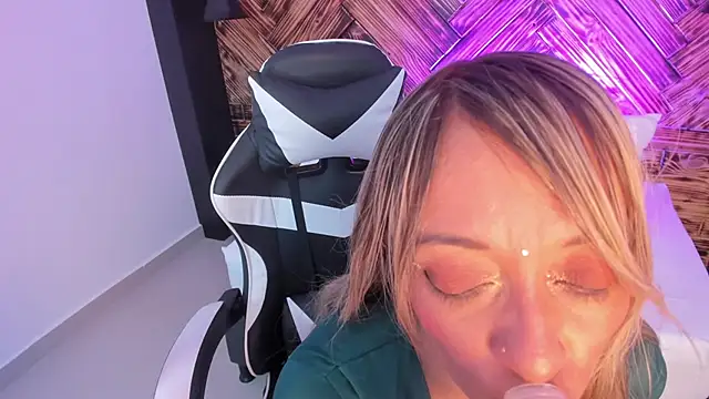 Snapshot of emma_collson chatting on 11/27/25, 12:13 emma collson online show from 11/27/25, 12:13