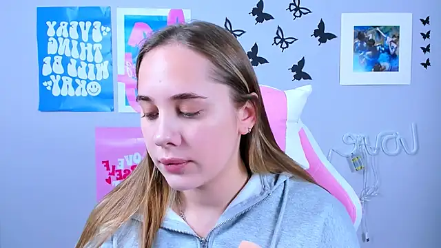 Snapshot of MiaMilas chatting on 12/25/24, 04:33 MiaMilas online show from 12/25/24, 04:33