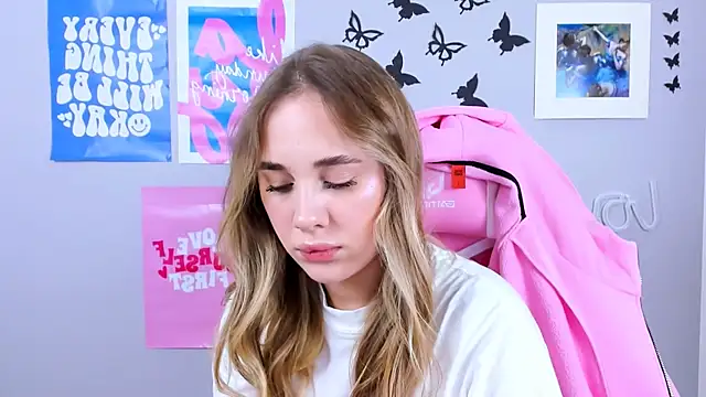 Snapshot of MiaMilas chatting on 12/30/24, 12:42 MiaMilas online show from 12/30/24, 12:42