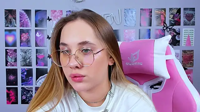 Snapshot of MiaMilas chatting on 02/07/25, 08:11 MiaMilas online show from 02/07/25, 08:11