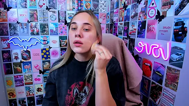 Snapshot of MiaMilas chatting on 10/07/25, 04:09 MiaMilas online show from 10/07/25, 04:09