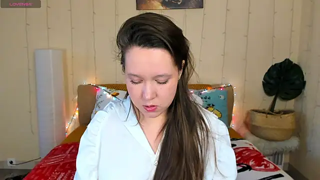 Snapshot of Mira_Karter chatting on 05/15/26, 04:08 Mira Karter online show from 05/15/26, 04:08