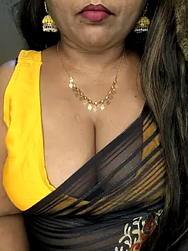 Snapshot of honey-sexy chatting on 11/17/25, 04:24 honey-sexy online show from 11/17/25, 04:24