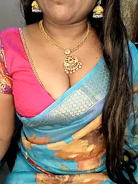 Snapshot of honey-sexy chatting on 12/14/25, 05:40 honey-sexy online show from 12/14/25, 05:40