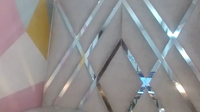 Snapshot of Lucy_White__ chatting on 01/11/25, 12:33 Lucy White online show from 01/11/25, 12:33