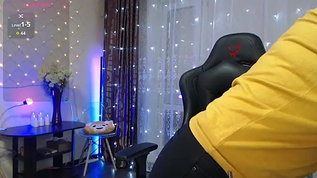 Snapshot of JessieOMays chatting on 11/17/25, 01:44 JessieOMays online show from 11/17/25, 01:44