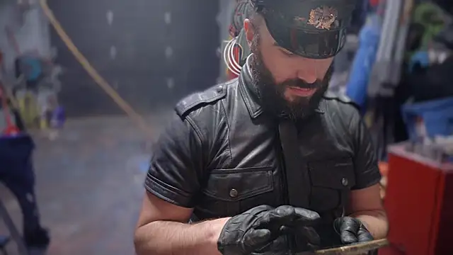 leatherpupmtl online show from 10/24/25, 08:44