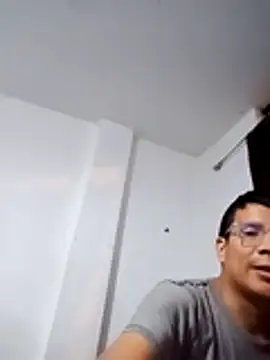 Snapshot of PequeArely chatting on 12/30/24, 06:20 PequeArely online show from 12/30/24, 06:20