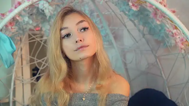 Snapshot of FlairCunard chatting on 12/20/24, 02:49 FlairCunard online show from 12/20/24, 02:49