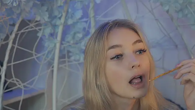 Snapshot of FlairCunard chatting on 12/25/24, 07:34 FlairCunard online show from 12/25/24, 07:34