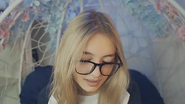 Snapshot of FlairCunard chatting on 01/01/25, 05:44 FlairCunard online show from 01/01/25, 05:44