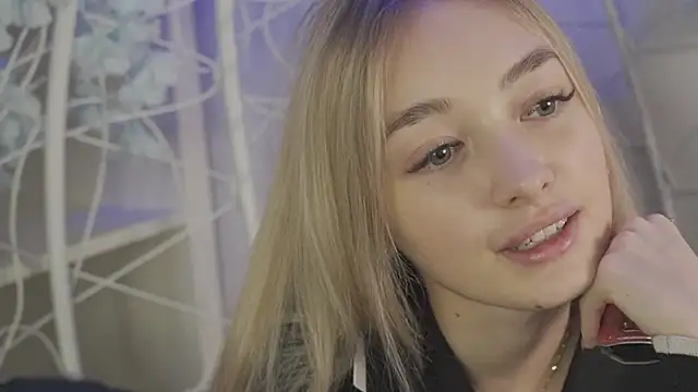 Snapshot of FlairCunard chatting on 01/11/25, 08:43 FlairCunard online show from 01/11/25, 08:43