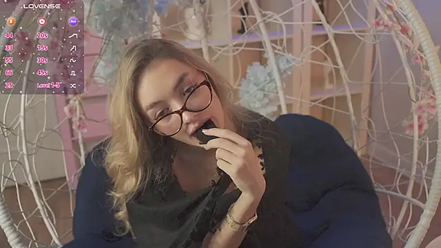 Snapshot of FlairCunard chatting on 02/20/25, 06:02 FlairCunard online show from 02/20/25, 06:02