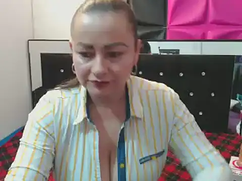 ScarletGlow1 online show from 01/20/25, 03:18