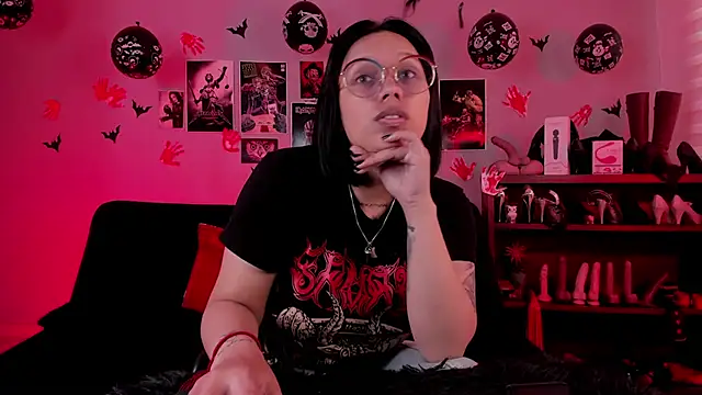 lilith-deveraux online show from 11/18/25, 02:43