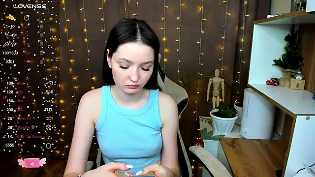 Snapshot of Fairyy_Moon chatting on 01/07/25, 11:37 Fairyy Moon online show from 01/07/25, 11:37