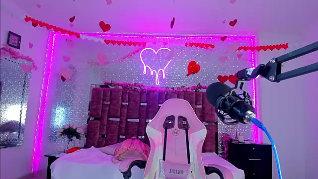 Snapshot of KylieVictoria chatting on 02/19/25, 04:34 KylieVictoria online show from 02/19/25, 04:34