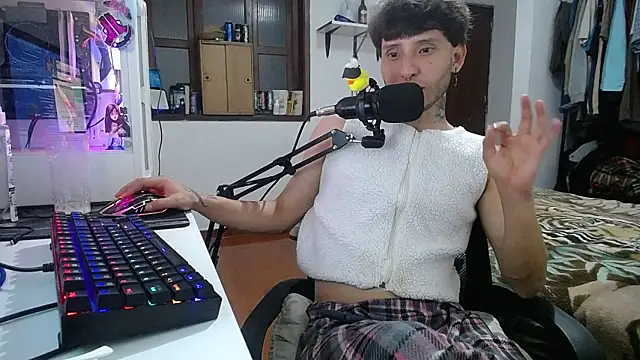 Snapshot of esjrobles chatting on 01/13/25, 05:33 esjrobles online show from 01/13/25, 05:33