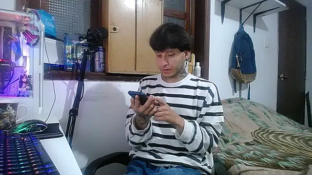 Snapshot of esjrobles chatting on 02/13/25, 03:29 esjrobles online show from 02/13/25, 03:29