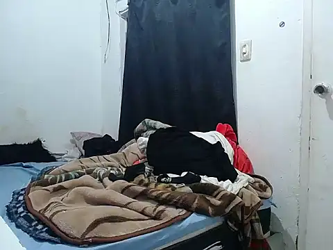 Snapshot of esjrobles chatting on 09/29/25, 12:32 esjrobles online show from 09/29/25, 12:32