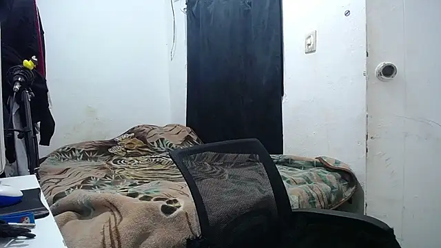 Snapshot of esjrobles chatting on 10/06/25, 12:57 esjrobles online show from 10/06/25, 12:57