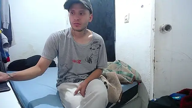 Snapshot of esjrobles chatting on 10/15/25, 05:02 esjrobles online show from 10/15/25, 05:02