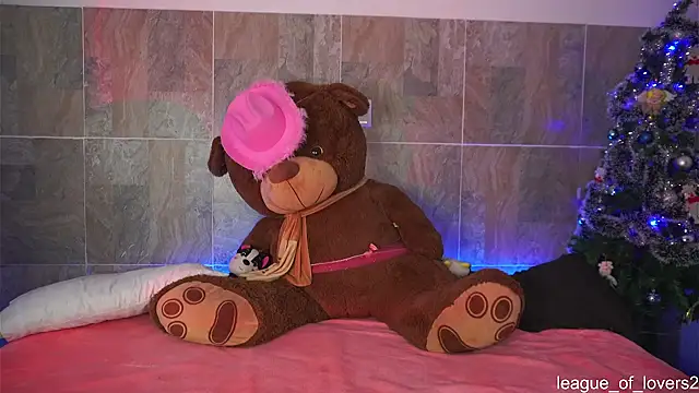 Snapshot of LeagueOfLovers chatting on 12/16/24, 02:04 LeagueOfLovers online show from 12/16/24, 02:04