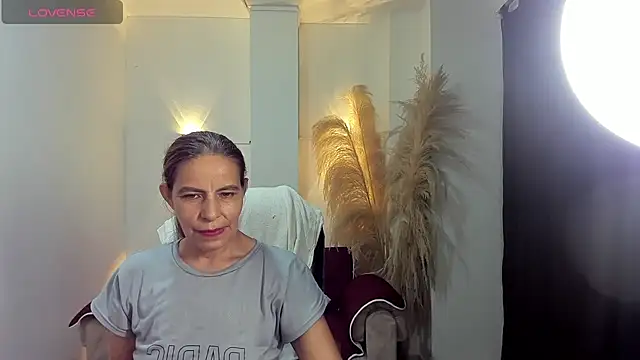 Snapshot of Milf_karlye chatting on 06/06/26, 03:33 Milf karlye online show from 06/06/26, 03:33