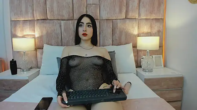 Snapshot of MonserratPeters chatting on 12/10/24, 04:34 MonserratPeters online show from 12/10/24, 04:34