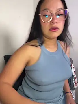 Snapshot of Liulee chatting on 12/14/25, 02:33 Liulee online show from 12/14/25, 02:33