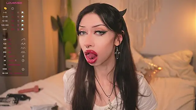 Snapshot of Devilsss_toy chatting on 10/24/25, 03:52 Devilsss toy online show from 10/24/25, 03:52