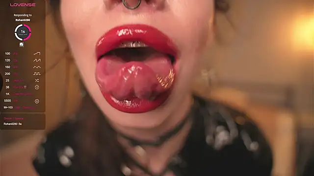 Snapshot of Devilsss_toy chatting on 10/25/25, 04:02 Devilsss toy online show from 10/25/25, 04:02