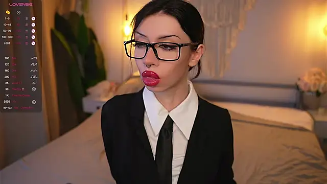 Snapshot of Devilsss_toy chatting on 11/18/25, 04:00 Devilsss toy online show from 11/18/25, 04:00