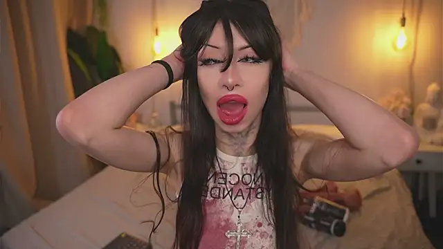 Snapshot of Devilsss_toy chatting on 11/21/25, 04:38 Devilsss toy online show from 11/21/25, 04:38