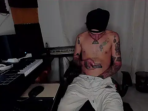 Snapshot of patrik_tattoo_ chatting on 01/21/25, 03:37 patrik tattoo online show from 01/21/25, 03:37