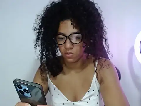 Snapshot of bellacrespalatina chatting on 09/29/25, 06:24 bellacrespalatina online show from 09/29/25, 06:24