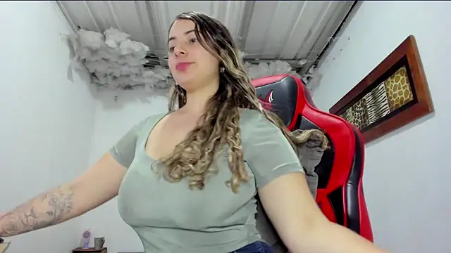 Snapshot of Lauu_G chatting on 12/22/25, 04:31 Lauu G online show from 12/22/25, 04:31