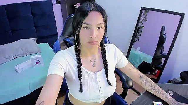 Snapshot of ChloeeTompson_ chatting on 10/22/25, 12:22 ChloeeTompson online show from 10/22/25, 12:22