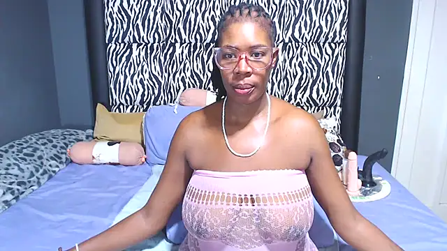 Snapshot of KinkyTall85 chatting on 03/07/25, 03:39 KinkyTall85 online show from 03/07/25, 03:39
