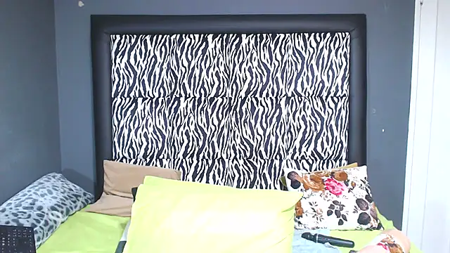 Snapshot of KinkyTall85 chatting on 03/19/25, 10:00 KinkyTall85 online show from 03/19/25, 10:00