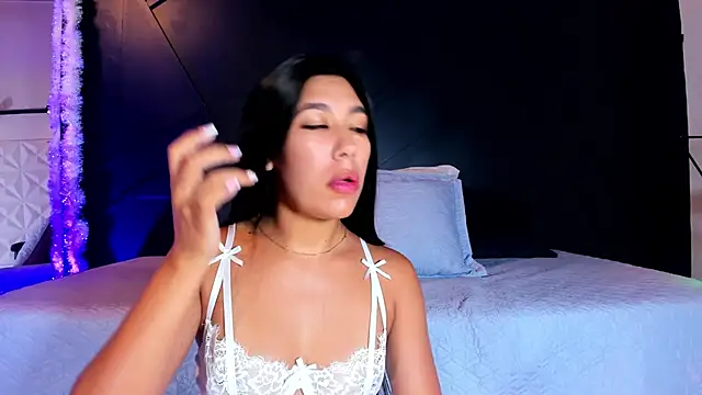 Snapshot of Emilyh_ chatting on 01/14/25, 10:59 Emilyh online show from 01/14/25, 10:59