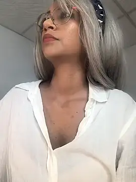Snapshot of Amaliu_ chatting on 02/04/25, 10:45 Amaliu online show from 02/04/25, 10:45