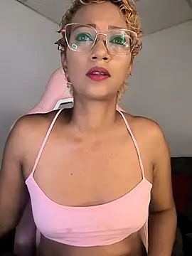 Snapshot of Amaliu_ chatting on 10/06/25, 02:47 Amaliu online show from 10/06/25, 02:47