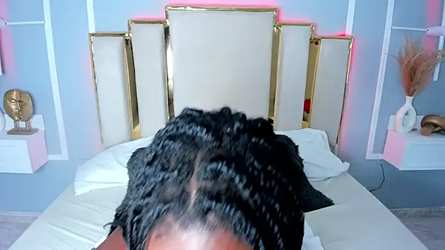 Snapshot of Roxxana-queen chatting on 01/21/25, 08:00 Roxxana-queen online show from 01/21/25, 08:00