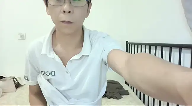 Snapshot of TGH521 chatting on 12/20/24, 09:06 TGH521 online show from 12/20/24, 09:06