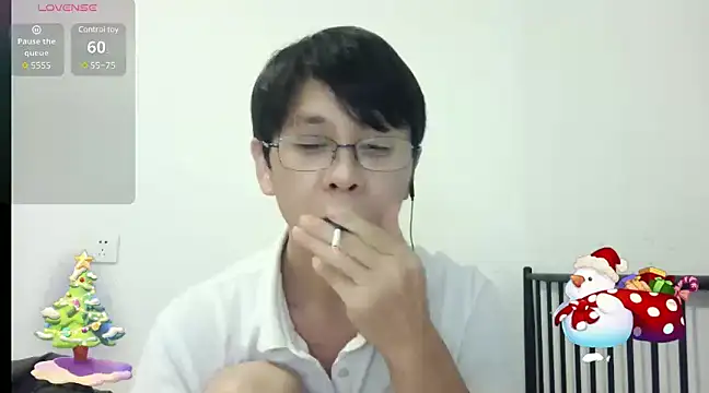 Snapshot of TGH521 chatting on 12/23/24, 03:12 TGH521 online show from 12/23/24, 03:12