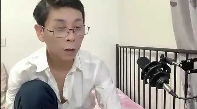 Snapshot of TGH521 chatting on 01/10/25, 04:12 TGH521 online show from 01/10/25, 04:12