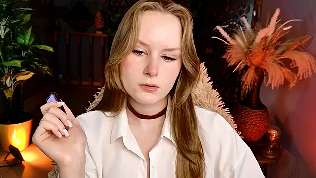 Snapshot of VivienLeeigh chatting on 05/18/26, 05:13 VivienLeeigh online show from 05/18/26, 05:13