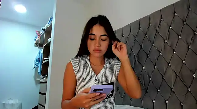 Snapshot of AriaMontgomery chatting on 12/19/24, 07:40 AriaMontgomery online show from 12/19/24, 07:40